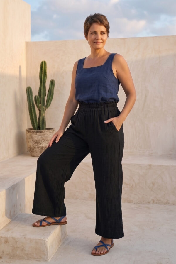 Mujer vistiendo blusa de lino azul marino y pantalon ancho de lino negro