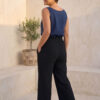 Mujer vistiendo blusa de lino azul marino y pantalon ancho de lino negro