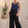 Mujer vistiendo blusa de lino azul marino y pantalon ancho de lino negro