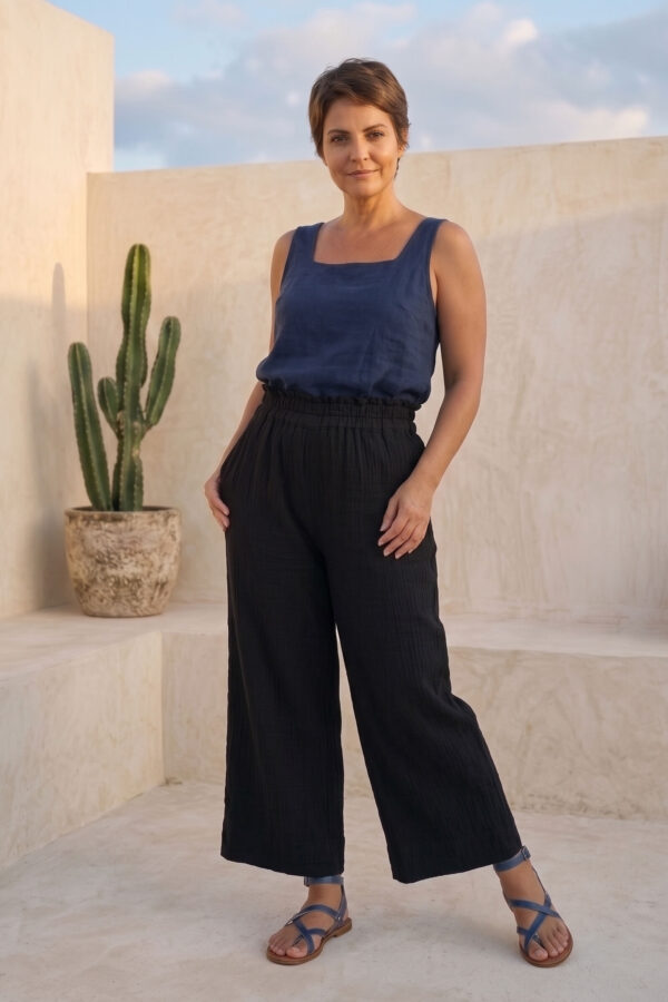 Mujer vistiendo blusa de lino azul marino y pantalon ancho de lino negro