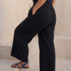 Mujer vistiendo blusa de lino azul marino y pantalon ancho de lino negro