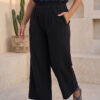 Mujer vistiendo blusa de lino azul marino y pantalon ancho de lino negro