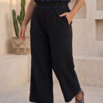 Mujer vistiendo blusa de lino azul marino y pantalon ancho de lino negro