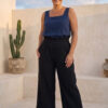 Mujer vistiendo blusa de lino azul marino y pantalon ancho de lino negro