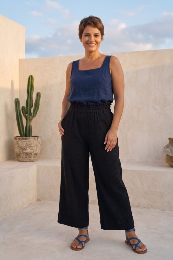 Mujer vistiendo blusa de lino azul marino y pantalon ancho de lino negro