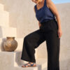 Mujer vistiendo blusa de lino azul marino y pantalon ancho de lino negro
