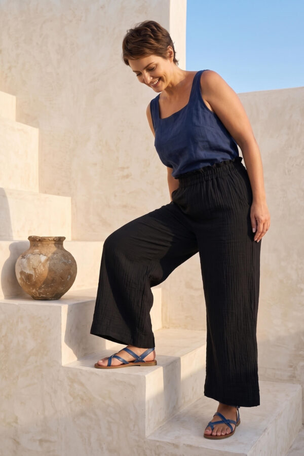 Mujer vistiendo blusa de lino azul marino y pantalon ancho de lino negro