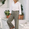 Mujer vistiendo blusa con botones de lino blanca y pantalon estilo jeans de lino y algodón verde seco