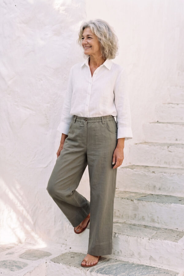 Mujer vistiendo blusa con botones de lino blanca y pantalon estilo jeans de lino y algodón verde seco