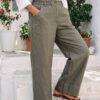 Mujer vistiendo blusa con botones de lino blanca y pantalon estilo jeans de lino y algodón verde seco