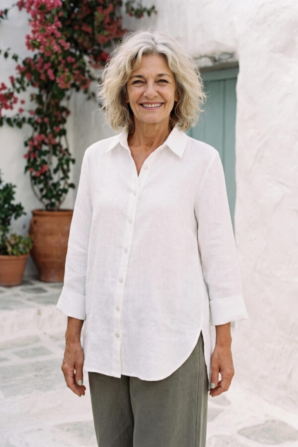 Mujer vistiendo blusa con botones de lino blanca y pantalon estilo jeans de lino y algodón verde seco