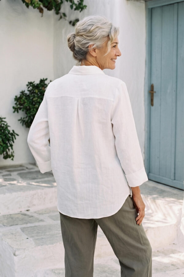 Mujer vistiendo blusa con botones de lino blanca y pantalon estilo jeans de lino y algodón verde seco