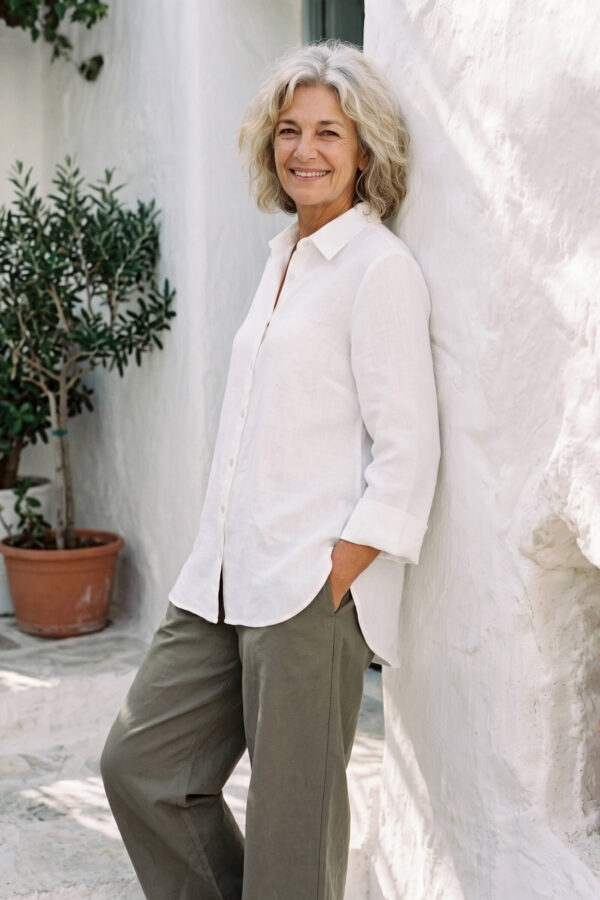 Mujer vistiendo blusa con botones de lino blanca y pantalon estilo jeans de lino y algodón verde seco