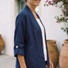 Mujer vistiendo blusa y pantalon de lino blanco y saco azul marino de fibras naturales
