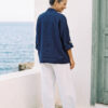 Mujer vistiendo blusa y pantalon de lino blanco y saco azul marino de fibras naturales
