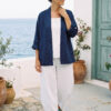 Mujer vistiendo blusa y pantalon de lino blanco y saco azul marino de fibras naturales