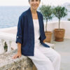 Mujer vistiendo blusa y pantalon de lino blanco y saco azul marino de fibras naturales