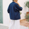 Mujer vistiendo blusa y pantalon de lino blanco y saco azul marino de fibras naturales