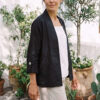 Mujer vistiendo blusa blanca, pantalon avena y saco de lino negro