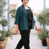 Mujer vistiendo saco de manga larga con bolsas y botones de algodón verde pavo