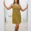 Mujer vistiendo vestido corto con bolsas en lino natural color verde hoja