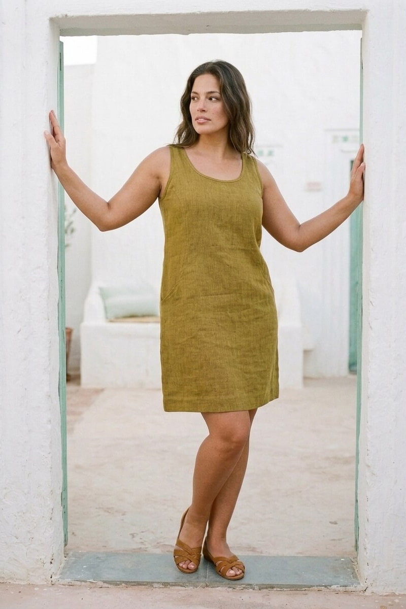 Mujer vistiendo vestido corto con bolsas en lino natural color verde hoja