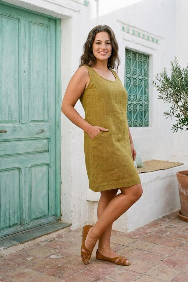 Mujer vistiendo vestido corto con bolsas en lino natural color verde hoja