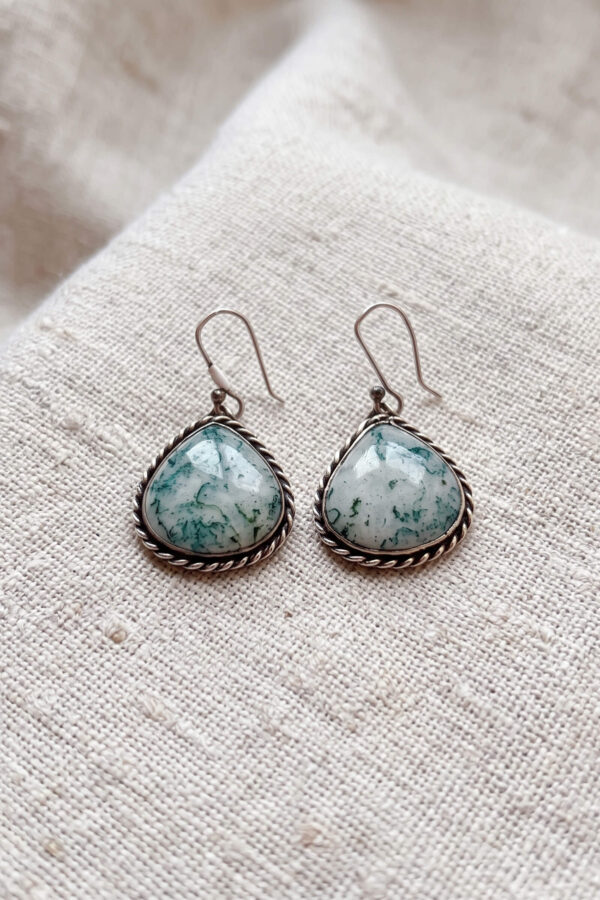 Aretes artesanales de ágata musgosa y plata forjada a mano en forma de gota