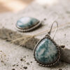 Aretes artesanales de ágata musgosa y plata forjada a mano en forma de gota