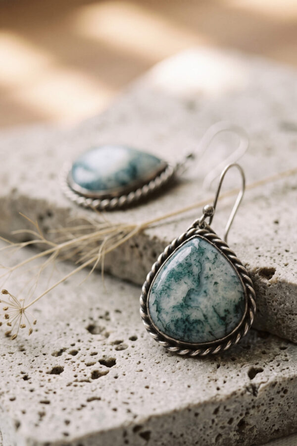 Aretes artesanales de ágata musgosa y plata forjada a mano en forma de gota