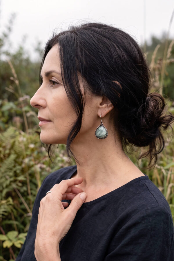 Aretes artesanales de ágata musgosa y plata forjada a mano en forma de gota