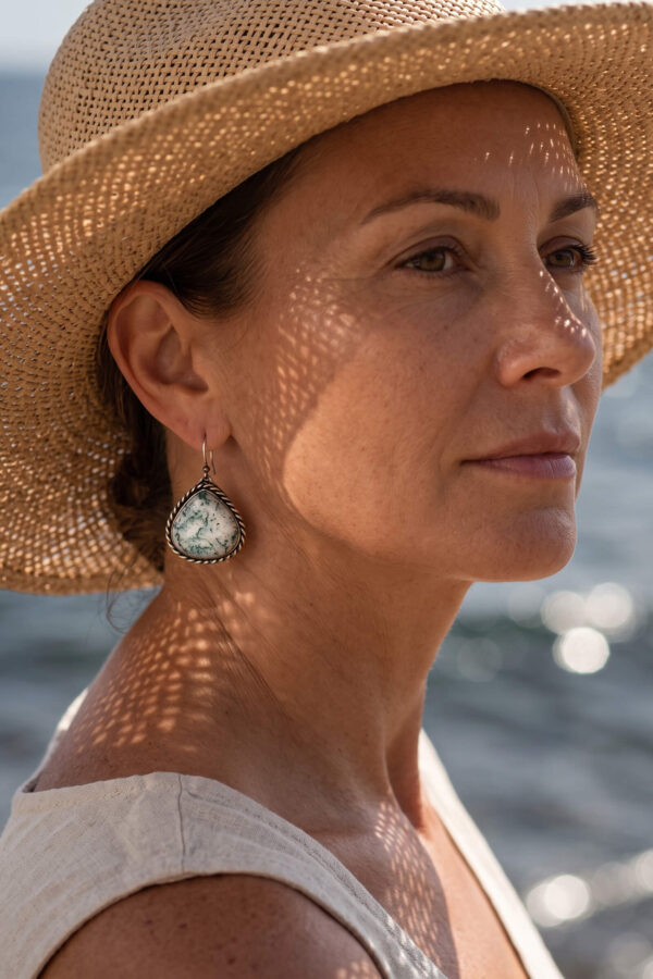 Aretes artesanales de ágata musgosa y plata forjada a mano en forma de gota