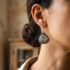 Aretes artesanales de ágata musgosa y plata forjada a mano en forma de gota