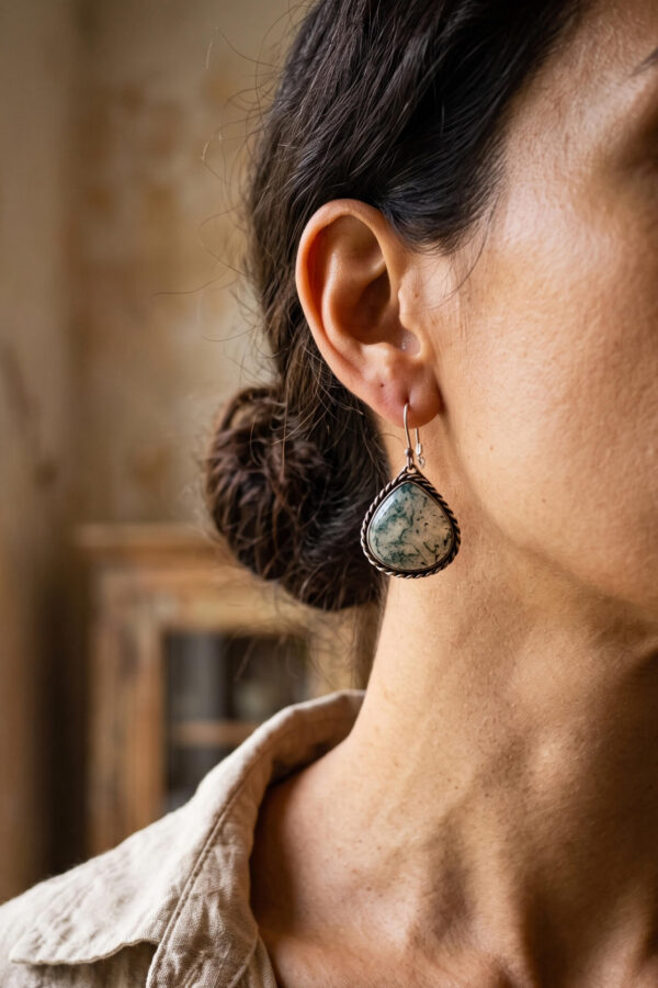 Aretes artesanales de ágata musgosa y plata forjada a mano en forma de gota