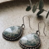 Aretes artesanales de ágata musgosa y plata forjada a mano en forma de gota