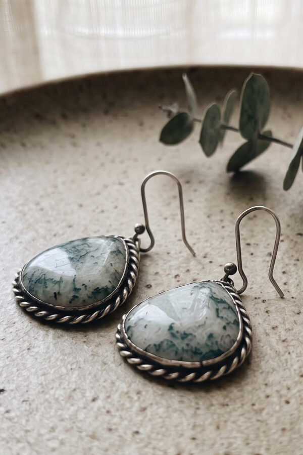 Aretes artesanales de ágata musgosa y plata forjada a mano en forma de gota