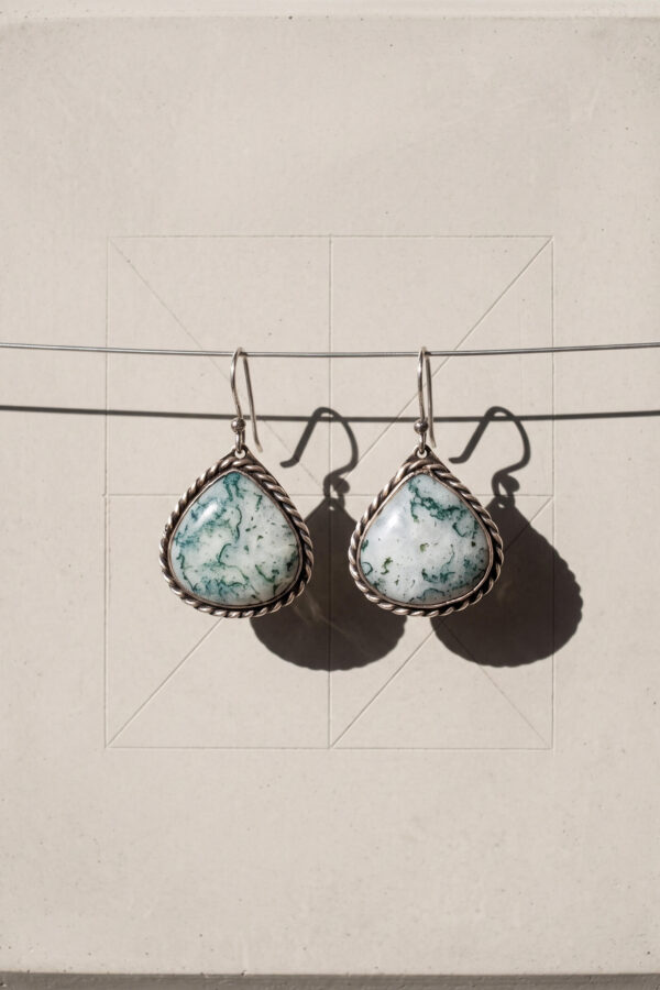Aretes artesanales de ágata musgosa y plata forjada a mano en forma de gota