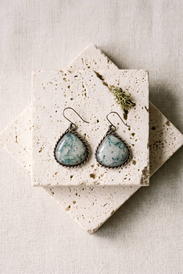 Aretes artesanales de ágata musgosa y plata forjada a mano en forma de gota