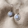 Aretes artesanales de ágata rayada azul claro y plata forjada a mano en forma circular