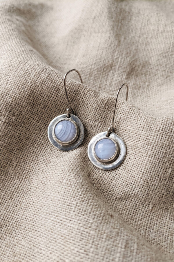 Aretes artesanales de ágata rayada azul claro y plata forjada a mano en forma circular