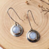 Aretes artesanales de ágata rayada azul claro y plata forjada a mano en forma circular