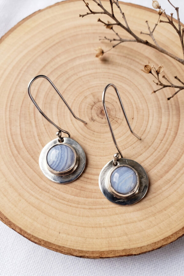 Aretes artesanales de ágata rayada azul claro y plata forjada a mano en forma circular