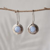 Aretes artesanales de ágata rayada azul claro y plata forjada a mano en forma circular