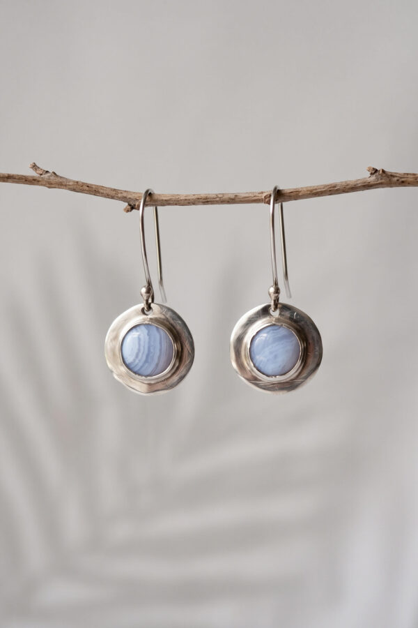 Aretes artesanales de ágata rayada azul claro y plata forjada a mano en forma circular