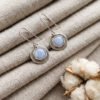 Aretes artesanales de ágata rayada azul claro y plata forjada a mano en forma circular