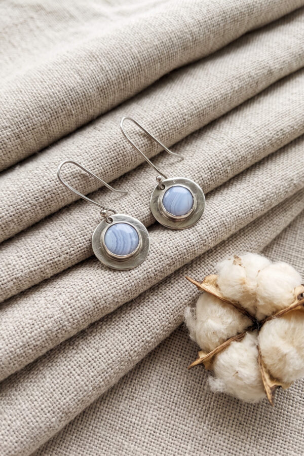 Aretes artesanales de ágata rayada azul claro y plata forjada a mano en forma circular