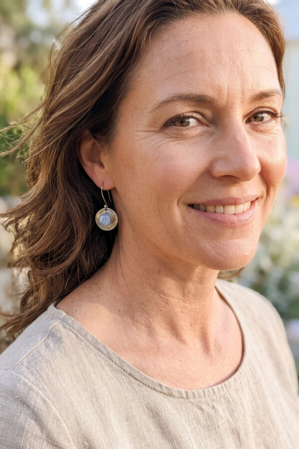 Aretes artesanales de ágata rayada azul claro y plata forjada a mano en forma circular