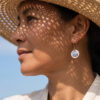 Aretes artesanales de ágata rayada azul claro y plata forjada a mano en forma circular