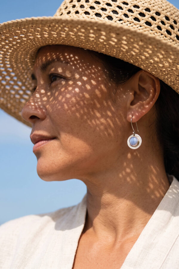 Aretes artesanales de ágata rayada azul claro y plata forjada a mano en forma circular