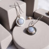 Aretes artesanales de ágata rayada azul claro y plata forjada a mano en forma circular
